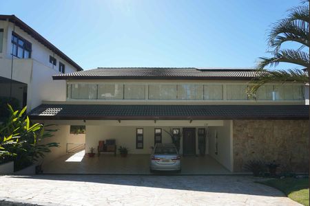Casa de condomínio para alugar com 620m², 4 quartos e 6 vagas Casa de condomínio para alugar com 620m², 4 quartos e 6 vagasFachada