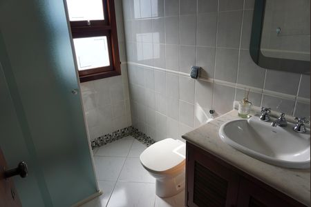 Casa de condomínio para alugar com 620m², 4 quartos e 6 vagasBanheiro da Suíte 1