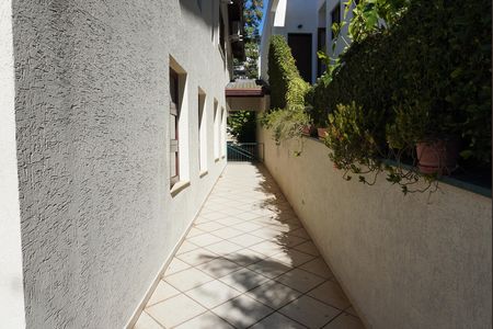 Casa de condomínio para alugar com 620m², 4 quartos e 6 vagasCorredor