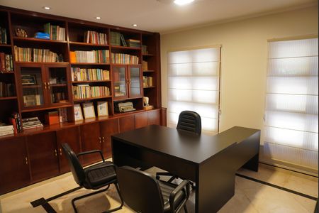 Casa de condomínio para alugar com 620m², 4 quartos e 6 vagasEscritório