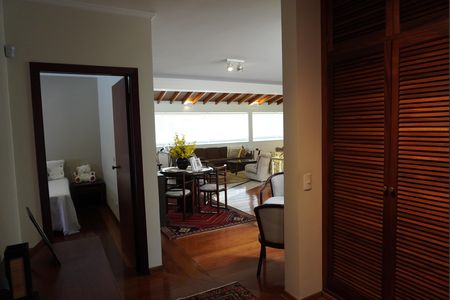 Casa de condomínio para alugar com 620m², 4 quartos e 6 vagasPiso Superior
