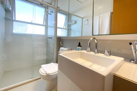 Apartamento à venda com 74m², 2 quartos e 2 vagas Apartamento à venda com 74m², 2 quartos e 2 vagasBanheiro da Suíte 1
