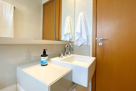 Apartamento à venda com 74m², 2 quartos e 2 vagas Apartamento à venda com 74m², 2 quartos e 2 vagasBanheiro da Suíte 1