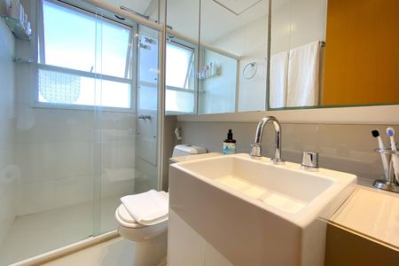 Apartamento à venda com 74m², 2 quartos e 2 vagas Apartamento à venda com 74m², 2 quartos e 2 vagasBanheiro da Suíte 1