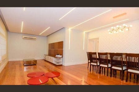 Casa à venda com 576m², 3 quartos e 6 vagas