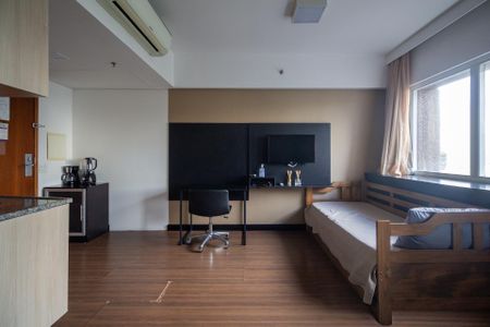 Quarto simples com cama de solteiro, mesa e cadeira, e pequena cozinha. de kitnet/studio à venda com 1 quarto, 29m² em Bela Vista, São Paulo