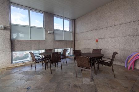Varanda com vista para a cidade, com mesa e cadeiras de madeira, e janelas grandes. de kitnet/studio à venda com 1 quarto, 29m² em Bela Vista, São Paulo