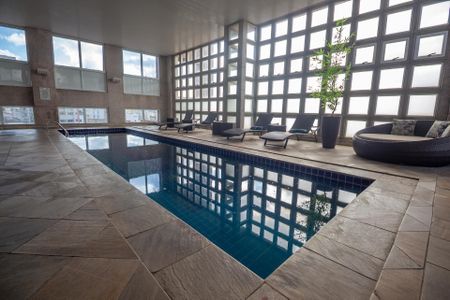 Piscina interna com iluminação natural e móveis confortáveis. de kitnet/studio à venda com 1 quarto, 29m² em Bela Vista, São Paulo