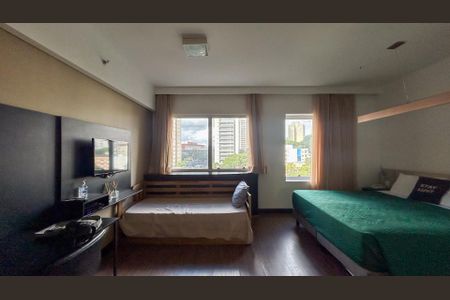 Quarto com cama de solteiro e cama de casal, TV e janelas com vista para a cidade. de kitnet/studio à venda com 1 quarto, 29m² em Bela Vista, São Paulo