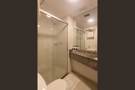Banheiro com chuveiro e pia, com uma grande espelho e uma pequena janela. de kitnet/studio à venda com 1 quarto, 29m² em Bela Vista, São Paulo