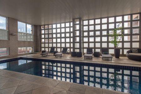 Piscina interna com cadeiras de praia e janelas de vidro com luz natural. de kitnet/studio à venda com 1 quarto, 29m² em Bela Vista, São Paulo