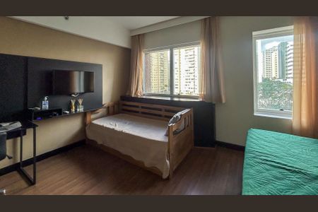 Quarto com cama de solteiro, TV e mesa de trabalho, com vista para a cidade. de kitnet/studio à venda com 1 quarto, 29m² em Bela Vista, São Paulo