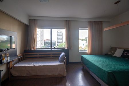 Studio à venda com 29m², 1 quarto e 1 vaga Studio à venda com 29m², 1 quarto e 1 vagaQuarto com cama de solteiro e cama de casal, com TV e janela grande, com vista para a cidade.