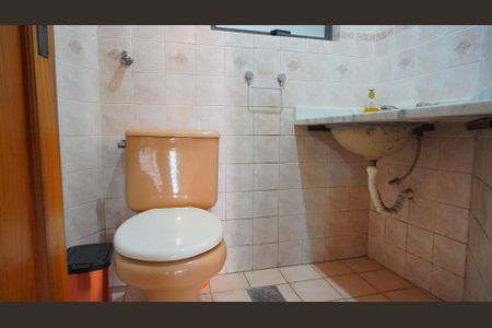Casa à venda com 165m², 4 quartos e 2 vagasBanheiro 1 na sala 