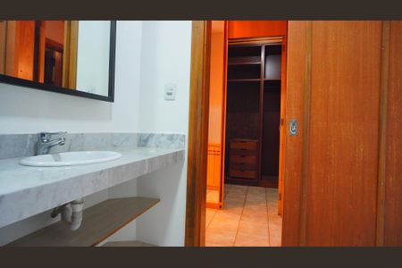 Casa à venda com 165m², 4 quartos e 2 vagasBanheiro suite 