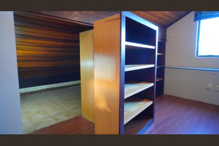Casa à venda com 165m², 4 quartos e 2 vagasCômodo oculto atrás da porta invisível com movimento da prateleira