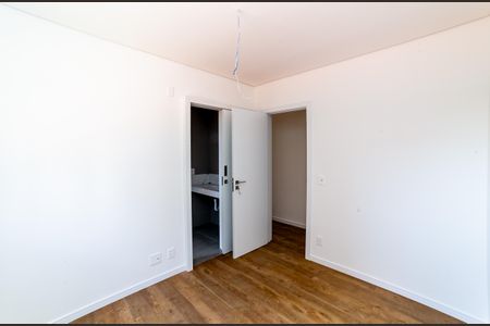 Apartamento à venda com 133m², 4 quartos e 3 vagasQuarto 2
