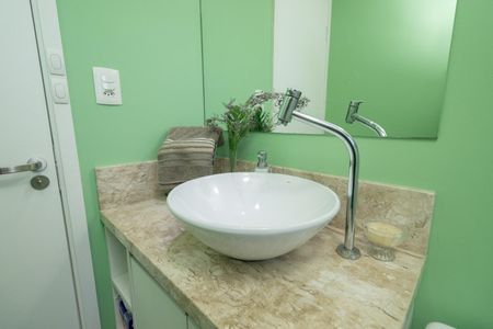Apartamento à venda com 64m², 2 quartos e 1 vaga Apartamento à venda com 64m², 2 quartos e 1 vagaBanheiro Social