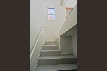 Casa de condomínio para alugar com 80m², 2 quartos e 1 vagaEscada
