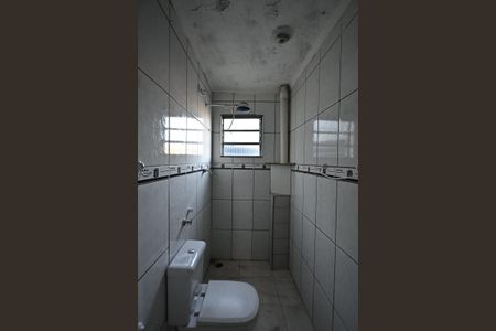 Banheiro de casa para alugar com 1 quarto, 50m² em Jardim Campo Limpo, São Paulo
