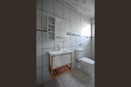 Banheiro de casa para alugar com 1 quarto, 50m² em Jardim Campo Limpo, São Paulo