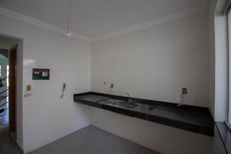 Casa à venda com 75m², 2 quartos e 2 vagas Casa à venda com 75m², 2 quartos e 2 vagasCozinha