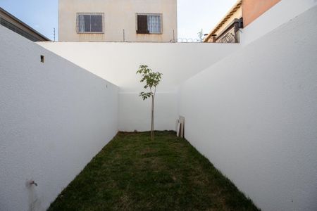 Casa à venda com 75m², 2 quartos e 2 vagas Casa à venda com 75m², 2 quartos e 2 vagasQuintal