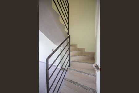 Casa à venda com 75m², 2 quartos e 2 vagas Casa à venda com 75m², 2 quartos e 2 vagasEscada