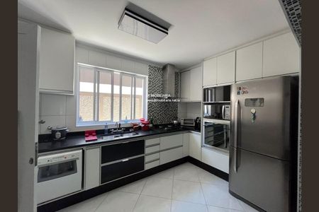 Casa à venda com 216m², 4 quartos e 2 vagas
