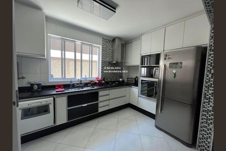 Casa à venda com 216m², 4 quartos e 2 vagas