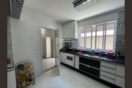 Casa à venda com 216m², 4 quartos e 2 vagas