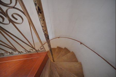 Casa para alugar com 495m², 4 quartos e 4 vagasEscada de Acesso ao Subsolo