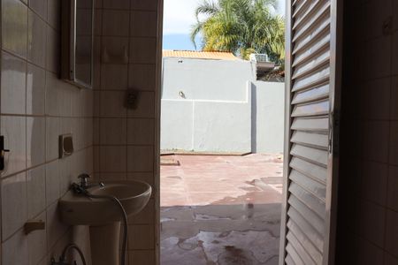 Banheiro externo de casa para alugar com 4 quartos, 420m² em Jardim América, Goiânia