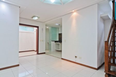 Sala de casa de condomínio para alugar com 3 quartos, 145m² em Santa Teresinha, São Paulo