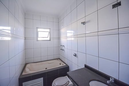 Casa para alugar com 222m², 4 quartos e 6 vagas Casa para alugar com 222m², 4 quartos e 6 vagasBanheiro da Suíte 3