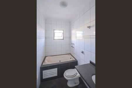 Casa para alugar com 222m², 4 quartos e 6 vagas Casa para alugar com 222m², 4 quartos e 6 vagasBanheiro da Suíte 3