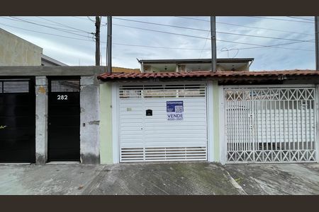 Casa à venda com 300m², 3 quartos e 2 vagas Casa à venda com 300m², 3 quartos e 2 vagasFachada + Placa