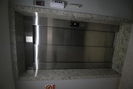 Área comum - Elevador de apartamento à venda com 2 quartos, 73m² em Vila Kosmos, Rio de Janeiro