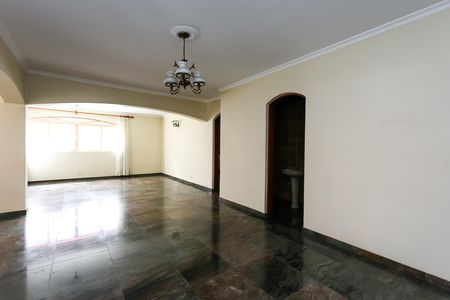 Casa para alugar com 252m², 3 quartos e 6 vagas Casa para alugar com 252m², 3 quartos e 6 vagasSala