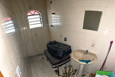 Casa para alugar com 252m², 5 quartos e 6 vagas Casa para alugar com 252m², 5 quartos e 6 vagasBanheiro de serviço 2