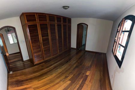 Casa para alugar com 252m², 5 quartos e 6 vagas Casa para alugar com 252m², 5 quartos e 6 vagassuite