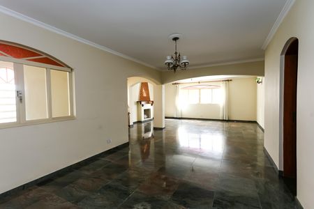 Casa para alugar com 252m², 3 quartos e 6 vagas Casa para alugar com 252m², 3 quartos e 6 vagasSala
