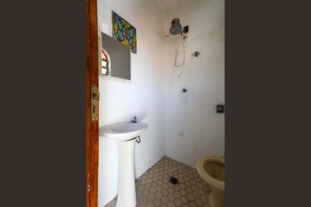 Casa para alugar com 252m², 3 quartos e 6 vagas Casa para alugar com 252m², 3 quartos e 6 vagasBanheiro da Edícula