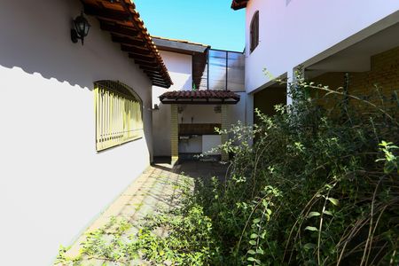 Casa para alugar com 252m², 3 quartos e 6 vagas Casa para alugar com 252m², 3 quartos e 6 vagasÁrea externa