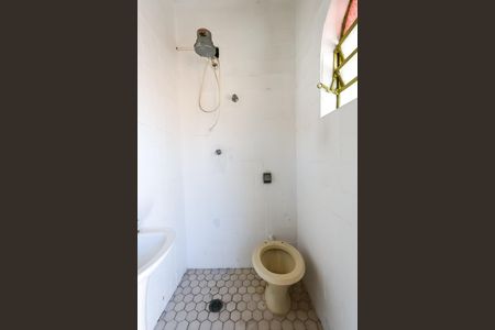 Casa para alugar com 252m², 3 quartos e 6 vagas Casa para alugar com 252m², 3 quartos e 6 vagasBanheiro da Edícula