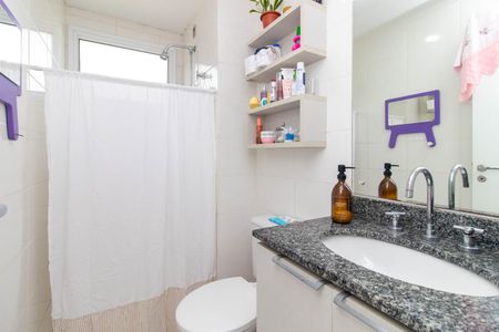 Banheiro de apartamento à venda com 2 quartos, 53m² em Cristal, Porto Alegre