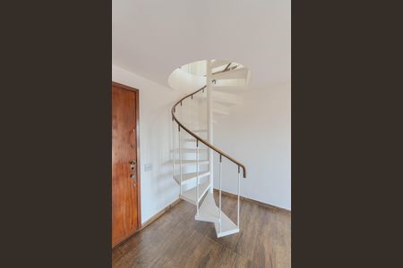Apartamento para alugar com 120m², 1 quarto e 2 vagas Apartamento para alugar com 120m², 1 quarto e 2 vagasEscada