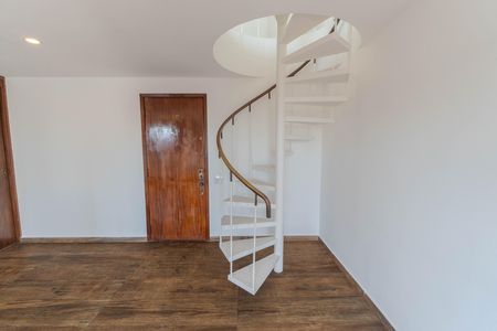 Apartamento para alugar com 120m², 1 quarto e 2 vagas Apartamento para alugar com 120m², 1 quarto e 2 vagasEscada