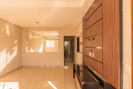 Sala de casa para alugar com 3 quartos, 200m² em Jardim Ipaussurama, Campinas