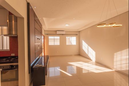 Sala de casa para alugar com 3 quartos, 200m² em Jardim Ipaussurama, Campinas